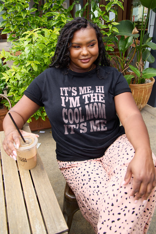 IT'S ME,HI I'M THE COOL MOM IT'S ME Round Neck T-Shirt